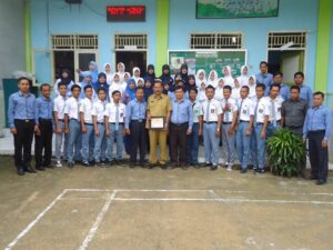 Menyatupadukan Lembaga Dalam Satu Yayasan Lewat Upacara - SMK Bustanul Ulum, MA Insan Generasi Islami, MTs Bustanul Ulum SMK Bustanul Ulum - Organisasi Siswa Intra Sekolah (OSIS) SMK Bustanul Ulum menyelenggarakan upacara gabungan, kegiatan ini merupakan salah satu program OSIS SMK Bustanul Ulum yang sudah berjalan dalam dua tahun ini, kegiatan ini juga menerima dukungan langsung dari Yayasan Bustanul Ulum karena selain bisa upacara bersama, juga bisa menimba ilmu dari setiap masing-masing lembaga.