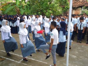 Menyatupadukan Lembaga Dalam Satu Yayasan Lewat Upacara - SMK Bustanul Ulum, MA Insan Generasi Islami, MTs Bustanul Ulum SMK Bustanul Ulum - Organisasi Siswa Intra Sekolah (OSIS) SMK Bustanul Ulum menyelenggarakan upacara gabungan, kegiatan ini merupakan salah satu program OSIS SMK Bustanul Ulum yang sudah berjalan dalam dua tahun ini, kegiatan ini juga menerima dukungan langsung dari Yayasan Bustanul Ulum karena selain bisa upacara bersama, juga bisa menimba ilmu dari setiap masing-masing lembaga.