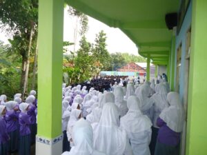Menyatupadukan Lembaga Dalam Satu Yayasan Lewat Upacara - SMK Bustanul Ulum, MA Insan Generasi Islami, MTs Bustanul Ulum SMK Bustanul Ulum - Organisasi Siswa Intra Sekolah (OSIS) SMK Bustanul Ulum menyelenggarakan upacara gabungan, kegiatan ini merupakan salah satu program OSIS SMK Bustanul Ulum yang sudah berjalan dalam dua tahun ini, kegiatan ini juga menerima dukungan langsung dari Yayasan Bustanul Ulum karena selain bisa upacara bersama, juga bisa menimba ilmu dari setiap masing-masing lembaga.