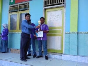 Pemberian Penghargaan Dari Sekolah Kepada Siswa - SMK Bustanul Ulum SMK Bustanul Ulum - pemberian penghargaan kepada siswa-siswi yang memenangkan Lomba Kreatifitas Siswa (LKS) antar kelas yang sudah dilaksanakan beberapa hari yang lalu.