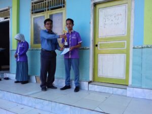 Pemberian Penghargaan Dari Sekolah Kepada Siswa - SMK Bustanul Ulum SMK Bustanul Ulum - pemberian penghargaan kepada siswa-siswi yang memenangkan Lomba Kreatifitas Siswa (LKS) antar kelas yang sudah dilaksanakan beberapa hari yang lalu.