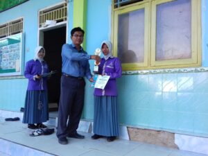 Pemberian Penghargaan Dari Sekolah Kepada Siswa - SMK Bustanul Ulum SMK Bustanul Ulum - pemberian penghargaan kepada siswa-siswi yang memenangkan Lomba Kreatifitas Siswa (LKS) antar kelas yang sudah dilaksanakan beberapa hari yang lalu.