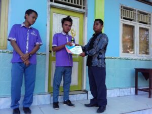 Pemberian Penghargaan Dari Sekolah Kepada Siswa - SMK Bustanul Ulum SMK Bustanul Ulum - pemberian penghargaan kepada siswa-siswi yang memenangkan Lomba Kreatifitas Siswa (LKS) antar kelas yang sudah dilaksanakan beberapa hari yang lalu.