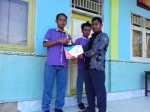 Pemberian Penghargaan Dari Sekolah Kepada Siswa - SMK Bustanul Ulum SMK Bustanul Ulum - pemberian penghargaan kepada siswa-siswi yang memenangkan Lomba Kreatifitas Siswa (LKS) antar kelas yang sudah dilaksanakan beberapa hari yang lalu.