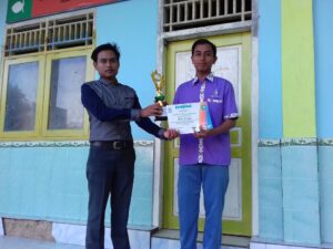 Pemberian Penghargaan Dari Sekolah Kepada Siswa - SMK Bustanul Ulum SMK Bustanul Ulum - pemberian penghargaan kepada siswa-siswi yang memenangkan Lomba Kreatifitas Siswa (LKS) antar kelas yang sudah dilaksanakan beberapa hari yang lalu.